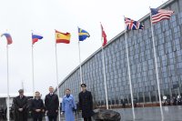 снимка 4 Флагът на Швеция беше издигнат пред централата на НАТО