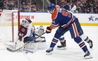 Александър Георгиев отрази 30 удара при драматичен успех като гост на Едмънтън в НХЛ