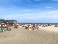Топлото време напълни плажа в Бургас (СНИМКИ)
