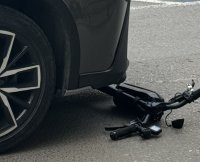 Кола блъсна 14-годишно момче с тротинетка на пешеходна пътека в Русе (СНИМКИ)