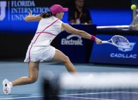 снимка 3 Екатерина Александрова елиминира водачката в схемата Ига Швьонтек на тенис турнира в Маями