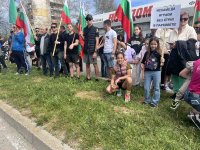 Жители на Харманли с пореден протест срещу бежанския център в града (СНИМКИ)
