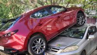 Куриоз: Жена паркира автомобила си върху друга кола в Пловдив (СНИМКИ)