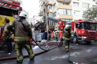 снимка 2 Експлозия на газова бутилка е причинила пожара в блок в Истанбул (СНИМКИ)