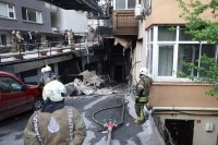 снимка 5 Експлозия на газова бутилка е причинила пожара в блок в Истанбул (СНИМКИ)