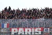 Футболистите на ПСЖ бяха посрещнати тази нощ от своите фенове на летище "Шарл дьо Гол" след класирането им на полуфинал в Шампионската лига
