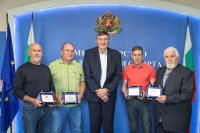 Георги Глушков награди участниците в експедицията "Еверест 84"