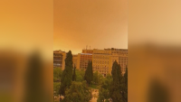 Небето над Гърция се оцвети в ярко оранжево заради прашен облак от Сахара