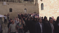 В очакване на чудото: Вярващи от цял свят очакват Благодатния огън в Йерусалим
