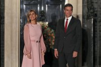 Хиляди испанци подкрепиха премиера Санчес на фона на разследването срещу съпругата му