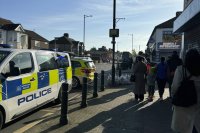 Мъж нападна с меч минувачи в Лондон, 13-годишно момче загина (СНИМКИ)