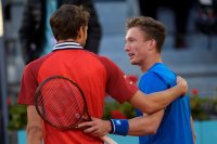 Иржи Лехецка продължава към полуфиналите на ATP 1000 в Мадрид след отказване на Даниил Медведев