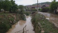 Река излезе от коритото си и наводни приземни етажи във Видинско