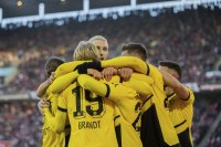 Борусия Дортмунд загря за реванша с ПСЖ с успех над Аугсбург