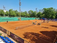 Първите двама поставени се класираха за полуфиналите на тенис турнира "Амбинор къп" в София