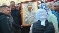 Стотици православни християни се помолиха пред чудотворната икона на Богородица в Бачковския манастир