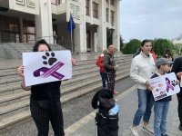 Протест срещу насилието над животни в Бургас (СНИМКИ)