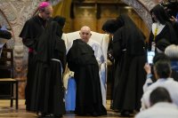 Папско посещение: Монахини се радват на папа Франциск при посещение във Верона