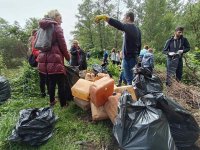 Доброволци почистват река Драговищица край Кюстендил