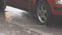 Аварийните екипи реагират на сигнали след проливния дъжд и градушката в София