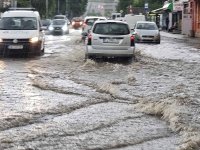 Наводнени детски градини, подлези, закъсали автомобили след пороя в София