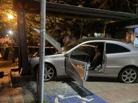 20-годишен шофьор се заби в спирка във Варна, четирима пострадаха (СНИМКИ)