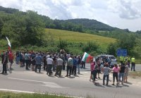 Животновъди от страната блокираха Подбалканския път, протестът продължава и утре