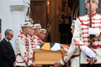 Тленните останки на цар Фердинанд пристигнаха в България (СНИМКИ)