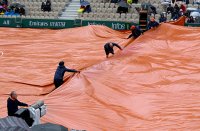 Дъжд отложи мачовете на Димитров и Томова на "Ролан Гарос" за утре