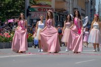 Пъстро шествие, оглавено от Царица Роза, премина в центъра на Казанлък (СНИМКИ)
