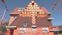 48 часа до Европейското: Оцветиха в оранжево улица в Нидерландия
