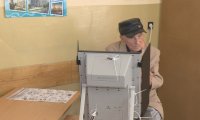 104-годишен избирател гласува с машина във Варна