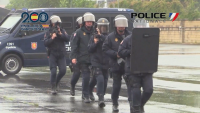 Френски полицаи тренират реакция при терористично нападение на Олимпиадата
