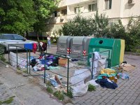 Сигнал до прокуратурата във Варна за умишлено разпилени отпадъци около контейнерите