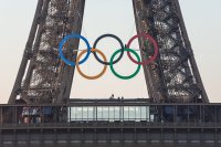 Олимпийските кръгове бяха монтирани на Айфеловата кула в Париж