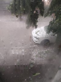Бурята стигна в Нова Загора, спасиха възрастен мъж от бедствието