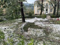 Паднали дървета и отнесен покрив на детска градина в Казанлъшко