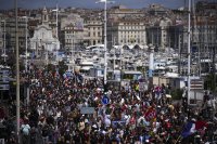 Хиляди излязоха на протести срещу крайната десница във Франция