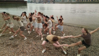 Балет на брега на Темза: Танцът като апел за борба с климатичните промени