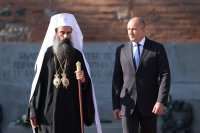 Президентът и новият патриарх положиха венци пред Паметника на Незнайния воин (СНИМКИ)