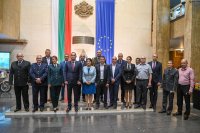 Вътрешният министър отличи 13 служители на МВР с почетен знак