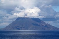 Италианските власти повишиха степента на тревога до най-високата заради вулкана Стромболи