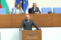 Премиерът Димитър Главчев и двама министри отговарят на въпроси на депутати