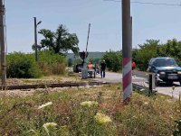 80-годишен шофьор оцеля по чудо след като автомобилът му беше пометен от влак