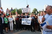 Жители на Доспат искат оставката на кмета на града с протест пред НС