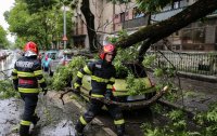 Буря нанесе щети на автомобили в Букурещ, червен и оранжев код за жеги в цяла Румъния