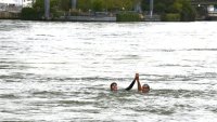 Френският спортен министър плува в Сена