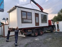 Новите фургони за временно настаняване на път към село Воден