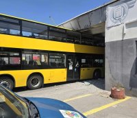 Двуетажен автобус "се заклещи" в бетонен гараж в "Малашевци" (СНИМКИ)