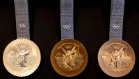 Раздават медали на фигуристите от Пекин 2022 по време на Игрите в Париж